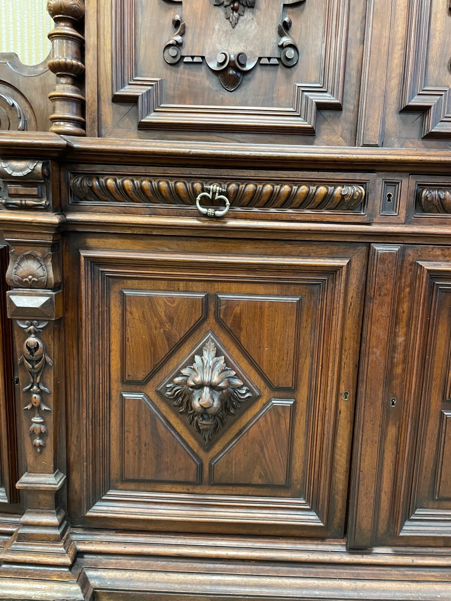 Antikvarinė +/- 1880 m. ąžuolinė vitrina, aukštis 248cm, ilgis 260cm, France